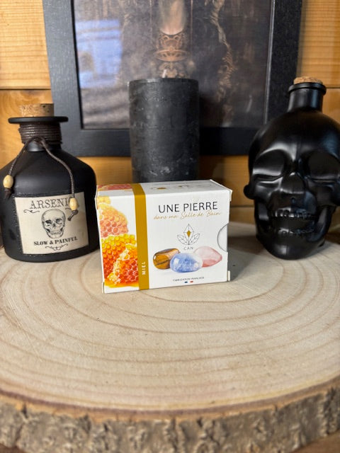 Savon Miel avec une Pierre au Centre